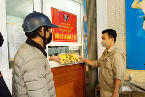 Người dân, đơn vị đến thực hiện cấp đổi biển số xe kinh doanh vận tải.