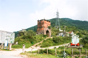 Di tích Hải Vân quan ở đỉnh đèo Hải Vân. 