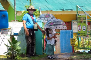 Học sinh Philippines trở lại trường ngày 15/11.