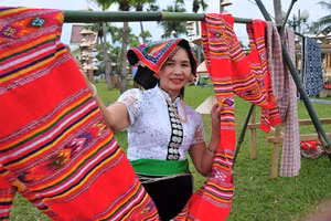 Nghề dệt thổ cẩm của đồng bào các dân tộc được tái hiện và trưng bày tại Làng Văn hóa - Du lịch các dân tộc Việt Nam.