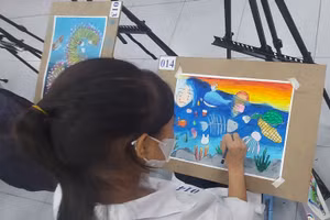 Cuộc thi vẽ tranh "Những sắc màu cuộc sống" lần 2 thu hút sự quan tâm của đông đảo học sinh Hà Nội. Ảnh: Bình Thanh