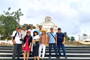 Du khách tham quan Khu du lịch Núi Cấm (TX Tịnh Biên - An Giang).
