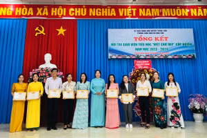 Ngành GD Thoại Sơn (An Giang) khen thưởng Hội thi Giáo viên tiểu học "Viết chữ đẹp" năm học 2023 - 2024. (Ảnh: Trọng Nhân)