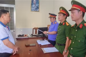 Cơ quan Công an tống đạt Quyết định khởi tố vụ án hình sự, Quyết định khởi tố bị can và thực hiện Lệnh bắt tạm giam cán bộ địa chính xã Bãi Thơm.