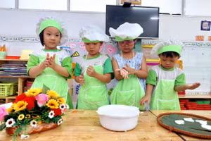 Trẻ mầm non TPHCM trong giờ hoạt động trải nghiệm.
