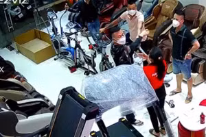Nhóm côn đồ ngang nhiên xông vào cửa hàng chửi bới, hành hung được trích xuất từ camera.