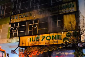 Ngon lửa bao trùm quán internet lúc rạng sáng.