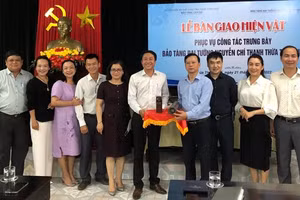 Bảo tàng Lịch sử Thừa Thiên Huế bàn giao hiện vật cho Bảo tàng Đại tướng Nguyễn Chí Thanh. (Ảnh BTLS)