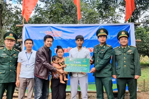 Đại diện Báo GD&TĐ và lãnh đạo Bộ Chỉ huy Bộ đội Biên phòng tỉnh Quảng Trị trao tặng nhà cho anh Hồ Văn Cấp.