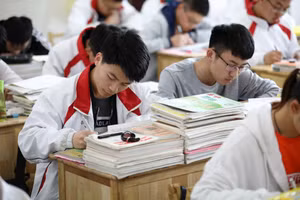 Học sinh Trung Quốc ôn luyện cho kỳ thi tuyển sinh zhongkao. Ảnh: INT.