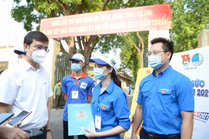 Anh Bùi Quang Huy động viên đội hình Tiếp sức mùa thi tai điểm thi trường THPT Chu Văn An, Tây Hồ, Hà Nội.