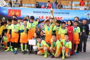 Chiếc cúp vô địch đã được trao cho đội bóng xuất sắc nhất.