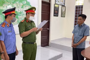 Cơ quan chức năng đọc quyết định khởi tố bị can và lệnh bắt tạm giam đối với Hoàng Công Ý.