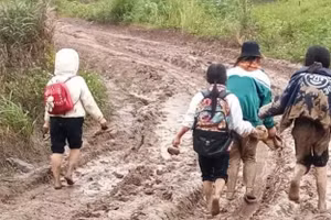 Học sinh Đắk Lắk đến trường trong mùa mưa. Ảnh minh họa