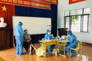 Lấy mẫu xét nghiệm SARS-CoV-2 cho người dân vùng dịch.