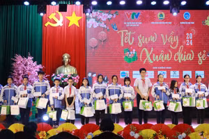 Công đoàn Giáo dục Việt Nam mang Tết sớm đến với học sinh nghèo.
