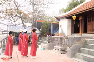 Người dân đến thắp hương, lễ bái tại đền Cờn, ở TX Hoàng Mai, Nghệ An. (Ảnh: Phạm Tâm).