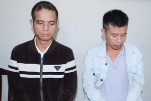 Phạm Văn Tiến (trái) và Đinh Bạt Long tại cơ quan điều tra. (Ảnh: CAND)
