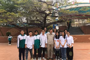 Nhà giáo Lưu Hải Tiền bên các học sinh Trường THPT Bãi Cháy, tỉnh Quảng Ninh.