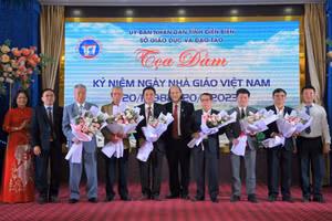 Lãnh đạo sở GD&ĐT tỉnh Điện Biên tặng hoa nguyên Giám đốc Sở GD&ĐT tỉnh qua các thời kỳ.