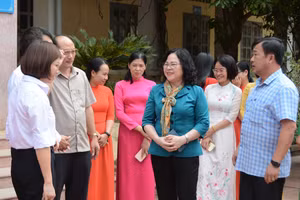 Thứ trưởng Ngô Thị Minh (áo xanh đứng giữa ) cùng các đại biểu trò chuyện với lãnh đạo trường PTDTNT THPT huyện Điện Biên.