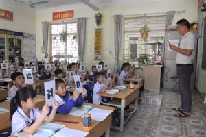 Thầy trò trường Tiểu học xã Chăn Nưa ứng dụng công nghệ thông tin trong dạy và học. 