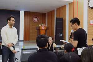 Ông Ali Abbas - Giám đốc ngành hàng MILO và sữa chia sẻ với sinh viên tham gia khóa học.