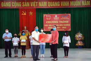 Đại diện Hội khuyến học tỉnh Phú Thọ, Quý khuyến tài Đất Tổ và nhà tài trợ trao học bổng cho các em học sinh.