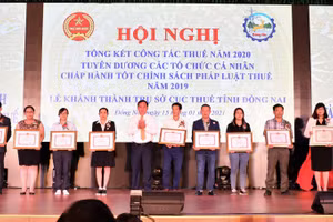 UBND tỉnh Đồng Nai tặng Bằng khen cho Công ty Nestlé Việt Nam.
