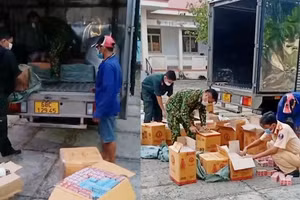 Lực lượng chức năng tiến hành kiểm tra số hàng hoá trên xe.