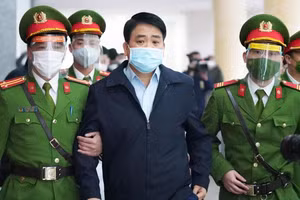 Ông Nguyễn Đức Chung được dẫn độ tới phiên tòa xét xử trước đó.