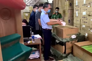 Lực lượng chức năng tiến hành kiểm tra số hàng hoá vi phạm.