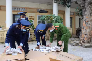 Cơ quan chức năng tiến hành kiểm đếm số hàng hoá vi phạm.