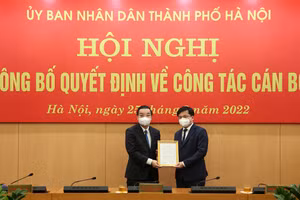 Chủ tịch UBND Thành phố Hà Nội Chu Ngọc Anh trao quyết định và chúc mừng ông Trương Việt Dũng.