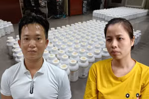Hai đối tượng Vân và Sỹ cùng số lượng lớn thực phẩm chức năng giả.