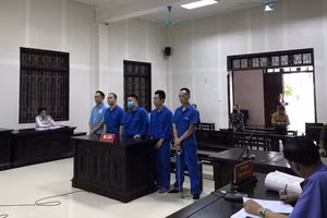 Các bị cáo tại phiên tòa xét xử.