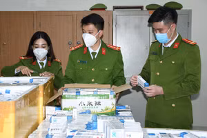 Cơ quan chức năng tiến hành kiểm tra số dược phẩm thu giữ.