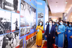 Bí thư Trung ương Đảng, Trưởng Ban Tuyên giáo Trung ương Nguyễn Trọng Nghĩa; Chủ tịch Hội Liên hiệp phụ nữ Việt Nam Hà Thị Nga tham quan triển lãm.
