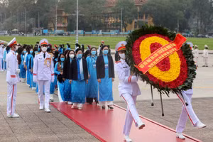 Bà Hà Thị Nga, Ủy viên Trung ương Đảng, Bí thư Đảng Đoàn, Chủ tịch Hội Liên hiệp Phụ nữ Việt Nam làm Trưởng đoàn vào Lăng viếng Chủ tịch Hồ Chí Minh.
