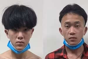 Các đối tượng Vàng Mí Tủa, Giàng Mí Sử, Sùng Mí Po và Dương Đan Huy tại cơ quan công an (ảnh từ trái qua phải)