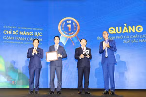 Lãnh đạo tỉnh Quảng Ninh nhận cúp quán quân PCI lần thứ 5 liên tiếp.