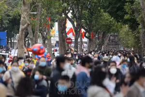 Rất đông người dân đã ra khu vực Hồ Hoàn Kiếm để du xuân.