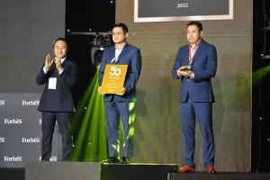 Ông Nguyễn Quang Trí - Giám đốc Điều hành Marketing của Vinamilk đại diện nhận giải thưởng Top 50 công ty niêm yết tốt nhất Việt Nam 2021 từ Forbes Việt Nam
