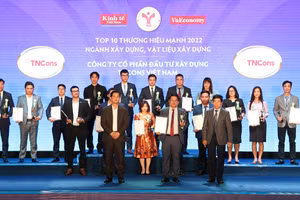 Đại diện TNCons Vietnam nhận chứng nhận Top 10 Thương hiệu mạnh Ngành Xây Dựng – Vật liệu xây dựng từ ban tổ chức. 