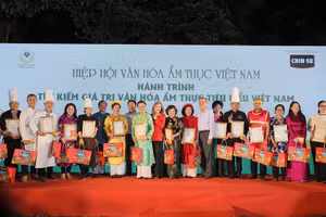 Đại diện VCCA trao giấy chứng nhận, cảm ơn cho các nghệ nhân tham gia sự kiện.