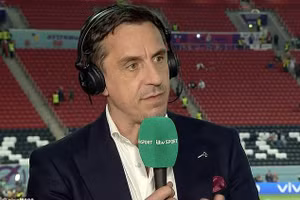 Gary Neville cho rằng quyết định thổi penalty của trọng tài Orsato là quá nặng.