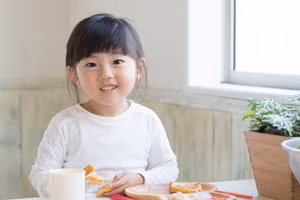 Việc cho trẻ em ăn sáng hàng ngày là điều quan trọng, nhưng ăn gì vào buổi sáng cũng quan trọng không kém (hình minh họa).