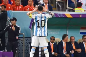 Messi khiêu khích HLV Louis van Gaal ở World Cup 2022.