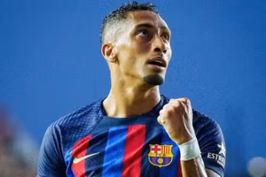 Raphinha của Barcelona nằm trong tầm ngắm của Man City.