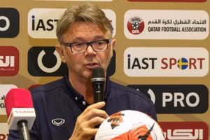 HLV Troussier thất vọng khi U23 Việt Nam thua UAE.